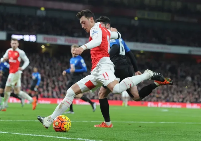 Framed Print : Mesut Ozil in Action: Arsenal vs Bournemouth, Premier League 2015-16