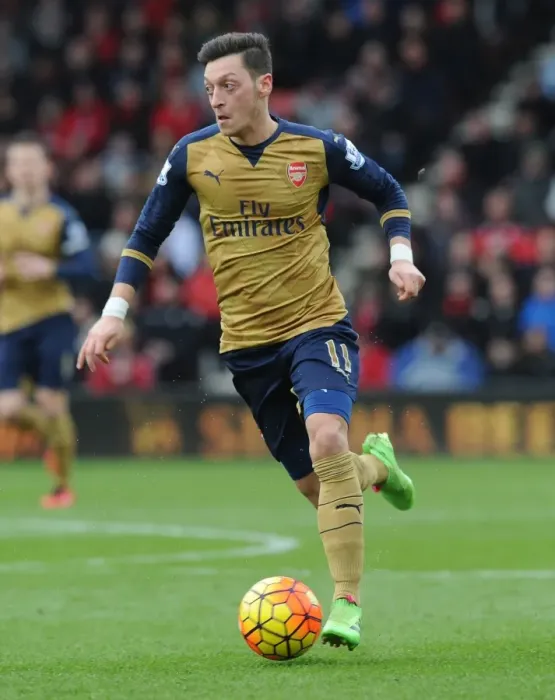 Framed Print : Mesut Ozil in Action: Arsenal vs. Bournemouth, Premier League 2015-16