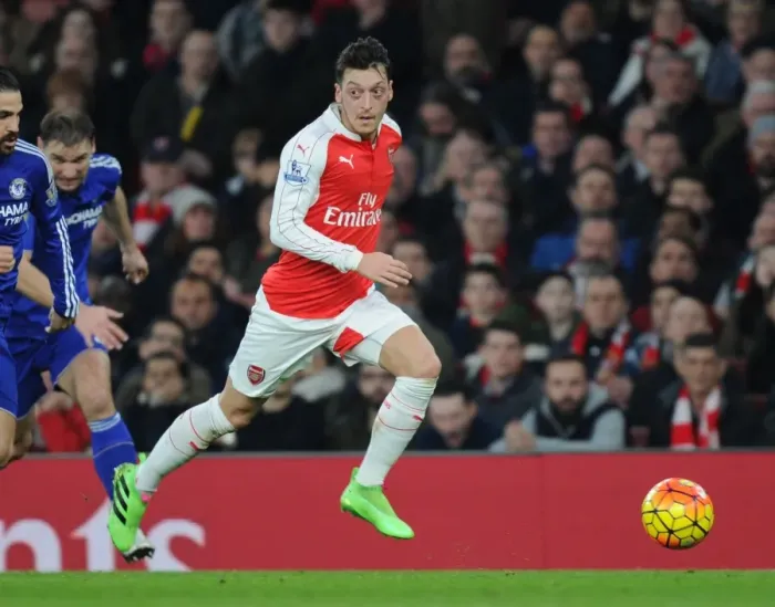 Framed Print : Mesut Ozil in Action: Arsenal vs Chelsea, Premier League 2015-16
