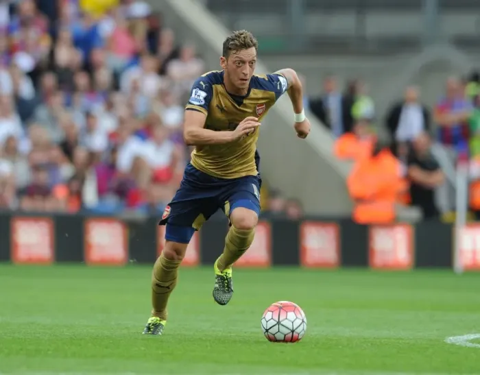 Framed Print : Mesut Ozil in Action: Arsenal vs. Crystal Palace, Premier League 2015-16