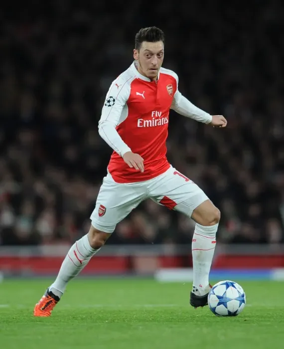 Framed Print : Mesut Ozil in Action: Arsenal vs Dinamo Zagreb, UEFA Champions League 2015-16
