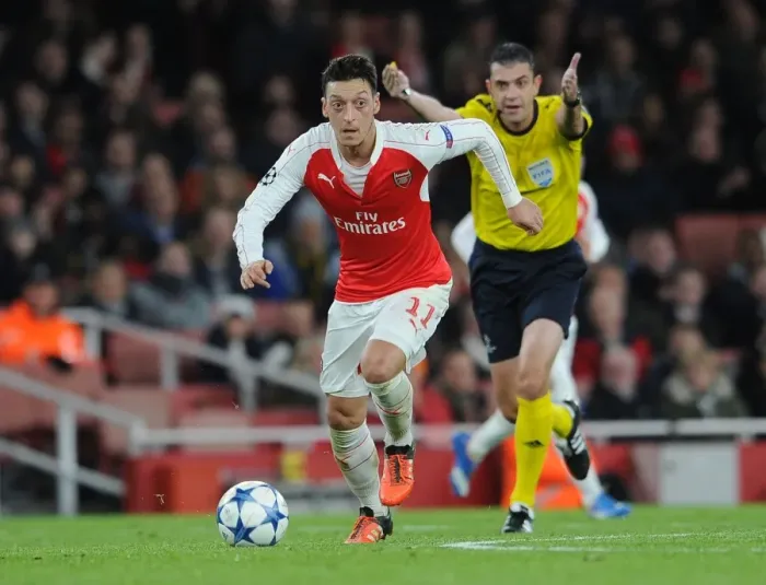 Framed Print : Mesut Ozil in Action: Arsenal vs Dinamo Zagreb, UEFA Champions League 2015-16