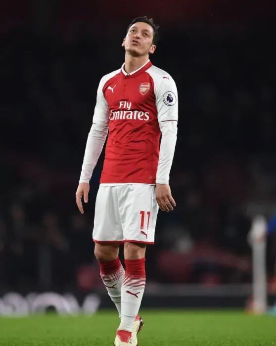Framed Print : Mesut Ozil in Action: Arsenal vs Everton, Premier League 2017-18