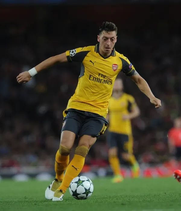 Framed Print : Mesut Ozil: In Action for Arsenal vs. FC Basel, UEFA Champions League, 2016 Framed Print : Mesut Ozil: In Action for Arsenal vs. FC Basel, UEFA Champions League, 2016