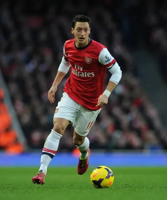 Framed Print : Mesut Ozil in Action: Arsenal vs Fulham, Premier League 2013-14 Framed Print : Mesut Ozil in Action: Arsenal vs Fulham, Premier League 2013-14