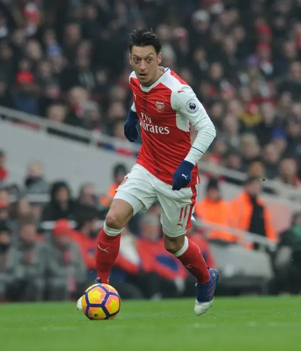 Framed Print : Mesut Ozil in Action: Arsenal vs Hull City, Premier League 2016-17