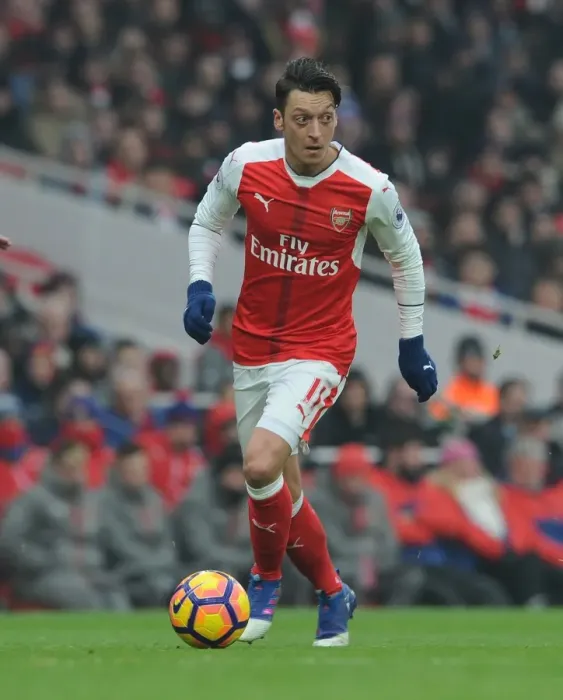 Framed Print : Mesut Ozil in Action: Arsenal vs Hull City, Premier League 2016-17
