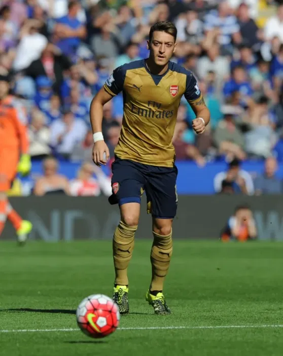 Framed Print : Mesut Ozil in Action: Arsenal vs Leicester City, Premier League 2015 / 16 Framed Print : Mesut Ozil in Action: Arsenal vs Leicester City, Premier League 2015 / 16