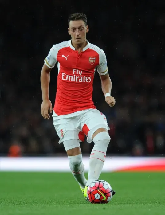 Framed Print : Mesut Ozil in Action: Arsenal vs Liverpool, 2015 / 16 Premier League
