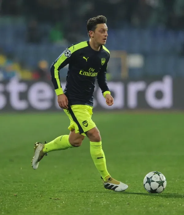 Framed Print : Mesut Ozil in Action: Arsenal vs Ludogorets, UEFA Champions League, 2016