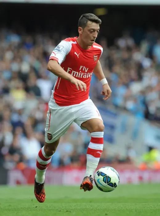 Framed Print : Mesut Ozil in Action: Arsenal vs Manchester City, Premier League 2014-15