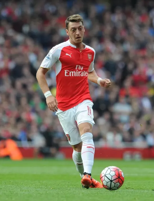 Framed Print : Mesut Ozil in Action: Arsenal vs Manchester United, Premier League 2015 / 16