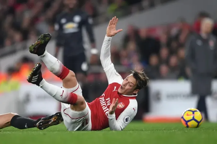 Framed Print : Mesut Ozil in Action: Arsenal vs Manchester United, Premier League 2017-18