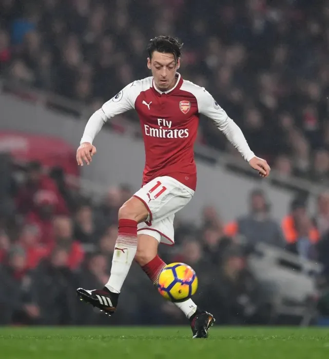 Framed Print : Mesut Ozil in Action: Arsenal vs Manchester United, Premier League 2017-18