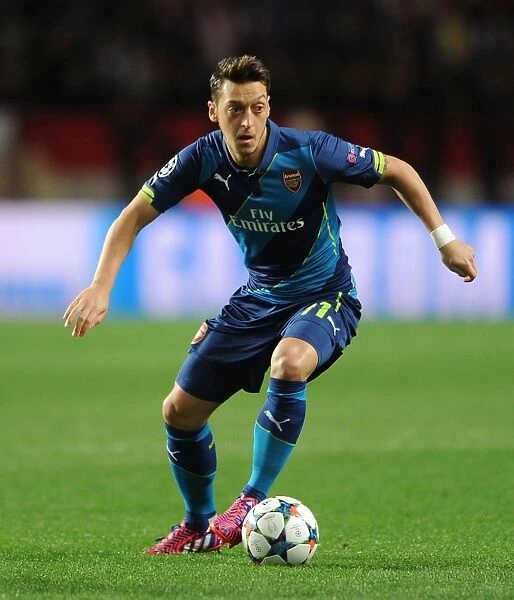 Mesut Ozil in Action: Arsenal vs. AS Monaco, UEFA Champions League Round of 16 (March 2015)