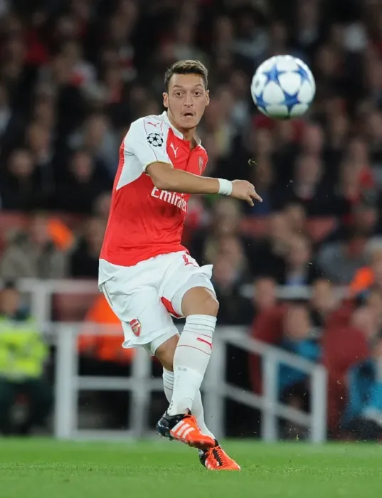 Framed Print : Mesut Ozil in Action: Arsenal vs Olympiacos, 2015 / 16 UEFA Champions League Framed Print : Mesut Ozil in Action: Arsenal vs Olympiacos, 2015 / 16 UEFA Champions League