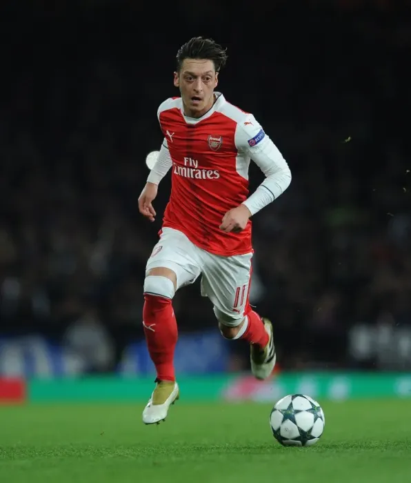 Framed Print : Mesut Ozil in Action: Arsenal vs Paris Saint-Germain, UEFA Champions League 2016-17 Framed Print : Mesut Ozil in Action: Arsenal vs Paris Saint-Germain, UEFA Champions League 2016-17
