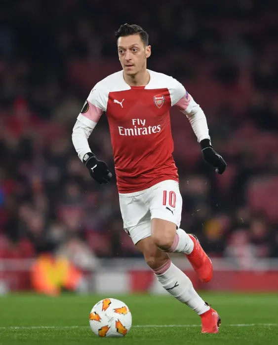 Framed Print : Mesut Ozil in Action: Arsenal vs Qarabag, UEFA Europa League 2018-19 Framed Print : Mesut Ozil in Action: Arsenal vs Qarabag, UEFA Europa League 2018-19