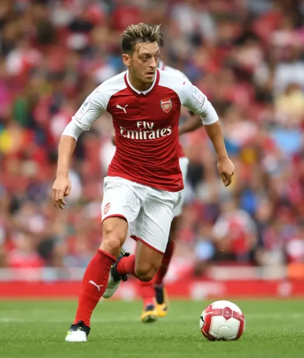 Framed Print : Mesut Ozil in Action: Arsenal vs Sevilla, Emirates Cup 2017-18