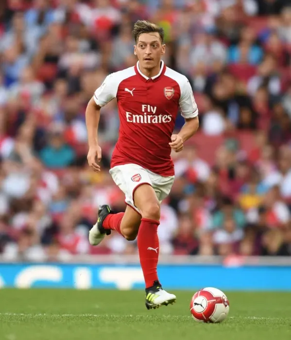 Framed Print : Mesut Ozil in Action: Arsenal vs Sevilla, Emirates Cup 2017-18