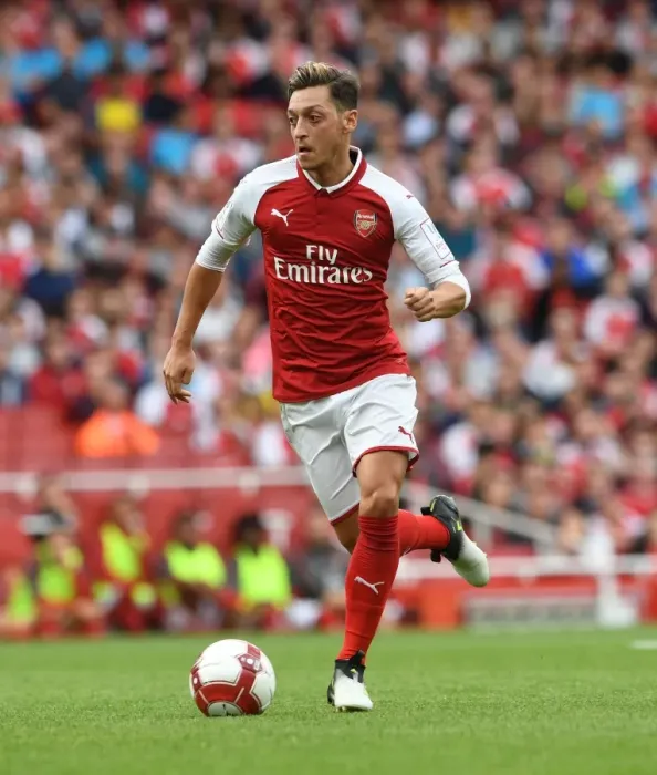 Framed Print : Mesut Ozil in Action: Arsenal vs Sevilla, Emirates Cup 2017-18