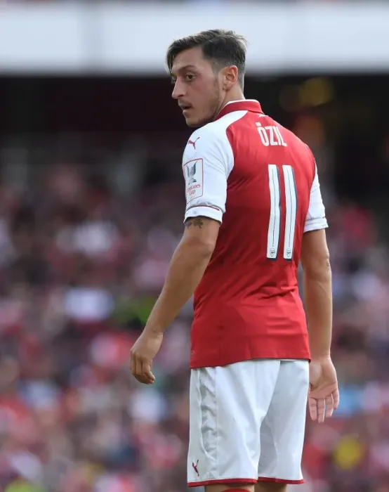 Framed Print : Mesut Ozil in Action: Arsenal vs Sevilla, Emirates Cup 2017-18