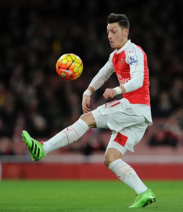 Framed Print : Mesut Ozil in Action: Arsenal vs Southampton, Premier League 2015-16