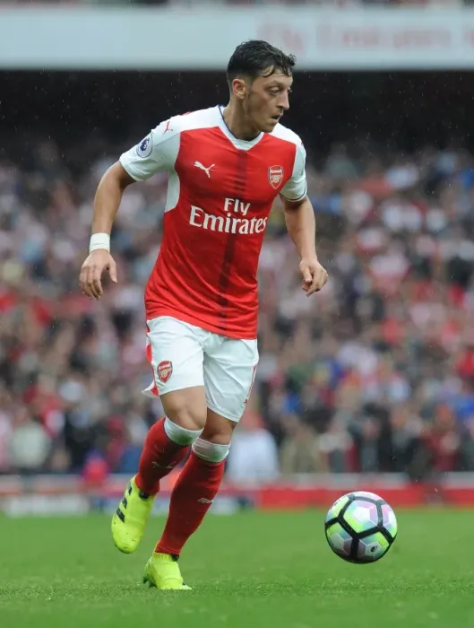 Framed Print : Mesut Ozil in Action: Arsenal vs Southampton, Premier League 2016-17
