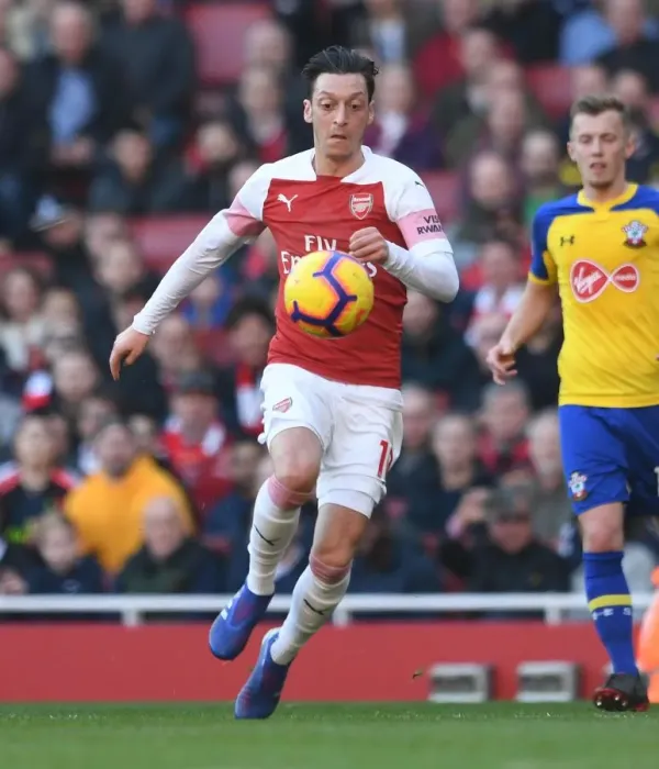 Framed Print : Mesut Ozil in Action: Arsenal vs. Southampton, Premier League 2018-19