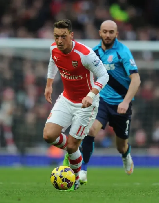 Framed Print : Mesut Ozil in Action: Arsenal vs Stoke City, Premier League 2014-15