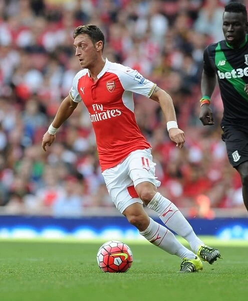 Mesut Ozil in Action: Arsenal vs. Stoke City (2015-16)