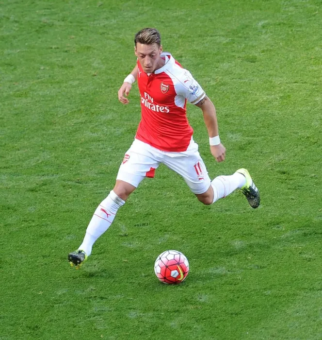 Framed Print : Mesut Ozil in Action: Arsenal vs Stoke City, Premier League 2015-16 Framed Print : Mesut Ozil in Action: Arsenal vs Stoke City, Premier League 2015-16