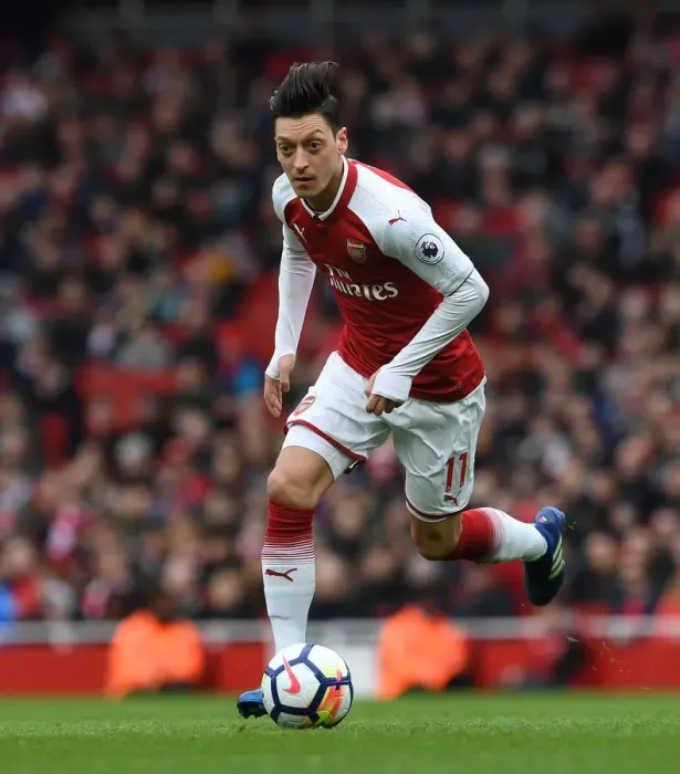 Framed Print : Mesut Ozil in Action: Arsenal vs Stoke City, Premier League 2017-18