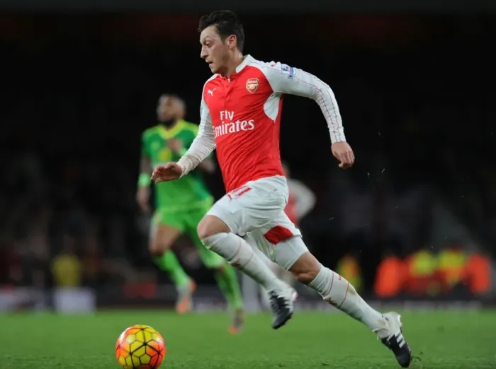 Framed Print : Mesut Ozil in Action: Arsenal vs Sunderland, Premier League 2015-16