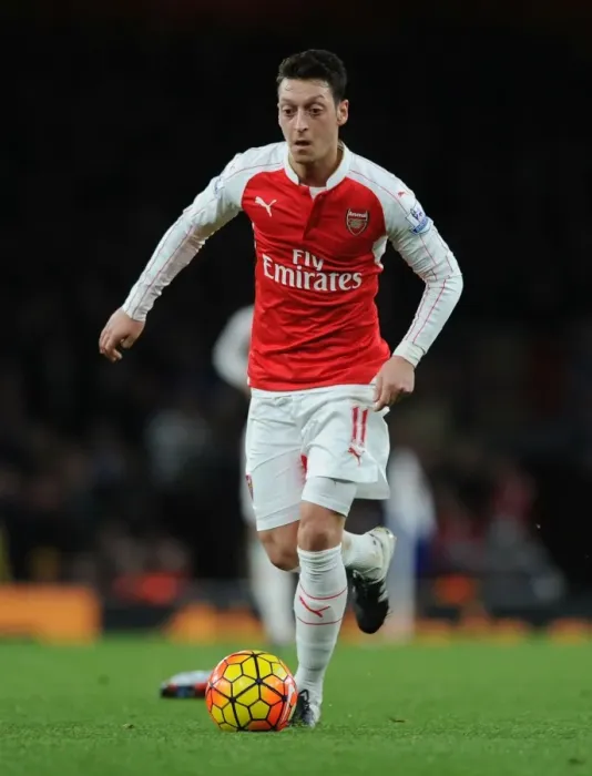 Framed Print : Mesut Ozil in Action: Arsenal vs Sunderland, Premier League 2015-16