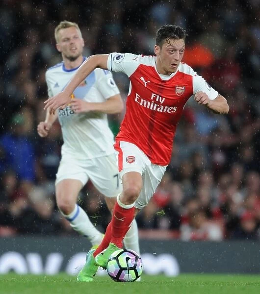 Mesut Ozil in Action: Arsenal vs. Sunderland, Premier League 2016-17