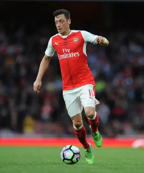 Framed Print : Mesut Ozil in Action: Arsenal vs Sunderland, Premier League 2016-17