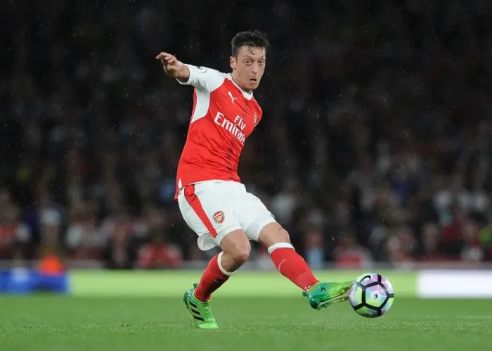 Framed Print : Mesut Ozil in Action: Arsenal vs Sunderland, Premier League 2016-17