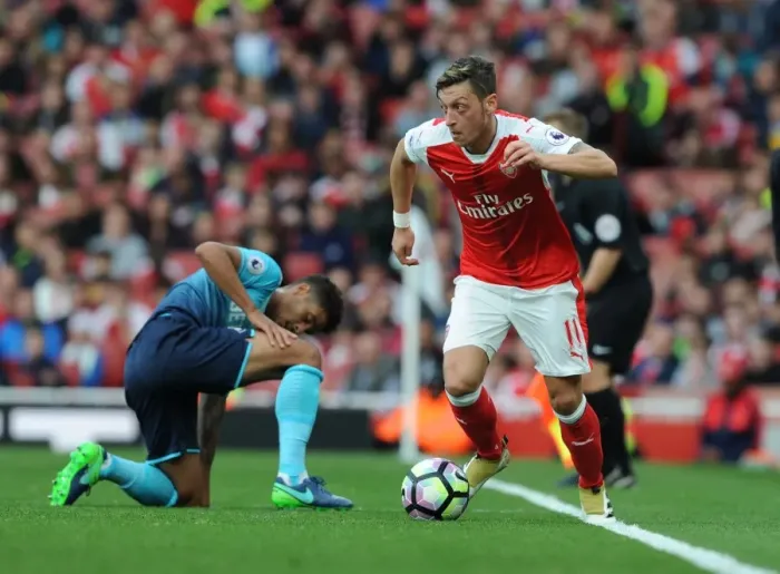 Framed Print : Mesut Ozil in Action: Arsenal vs Swansea City, Premier League 2016-17