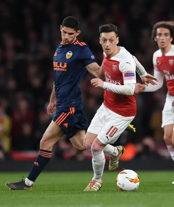 Framed Print : Mesut Ozil in Action: Arsenal vs Valencia, UEFA Europa League Semi-Final First Leg Framed Print : Mesut Ozil in Action: Arsenal vs Valencia, UEFA Europa League Semi-Final First Leg