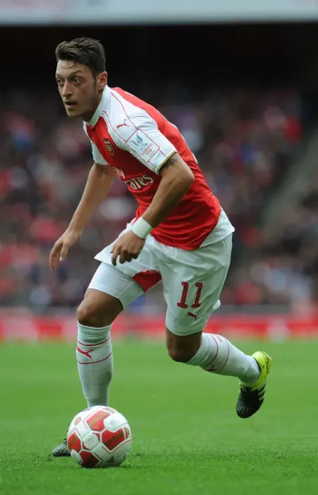 Framed Print : Mesut Ozil in Action: Arsenal vs. VfL Wolfsburg at the Emirates Cup 2015 / 16