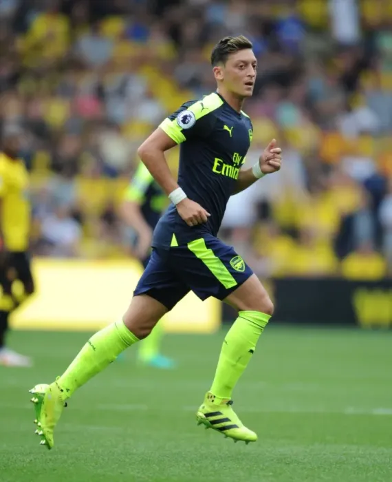 Framed Print : Mesut Ozil in Action: Arsenal vs. Watford, Premier League 2016-17