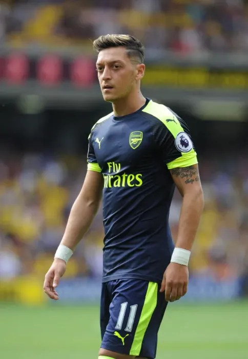 Framed Print : Mesut Ozil in Action: Arsenal vs. Watford, Premier League 2016-17