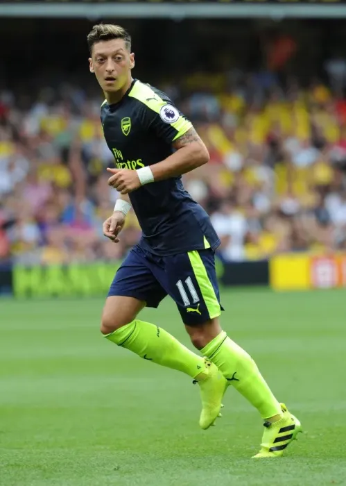 Framed Print : Mesut Ozil in Action: Arsenal vs. Watford, Premier League 2016-17