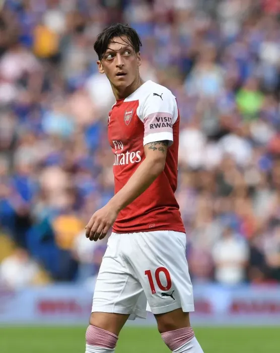 Framed Print : Mesut Ozil in Action: Cardiff City vs. Arsenal, Premier League 2018-19 Framed Print : Mesut Ozil in Action: Cardiff City vs. Arsenal, Premier League 2018-19