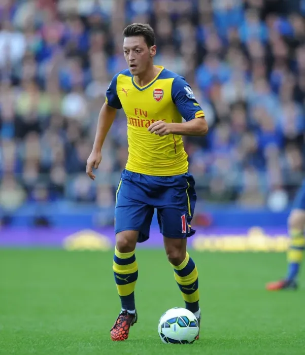 Framed Print : Mesut Ozil in Action: Everton vs Arsenal, Premier League 2014 / 15 Framed Print : Mesut Ozil in Action: Everton vs Arsenal, Premier League 2014 / 15