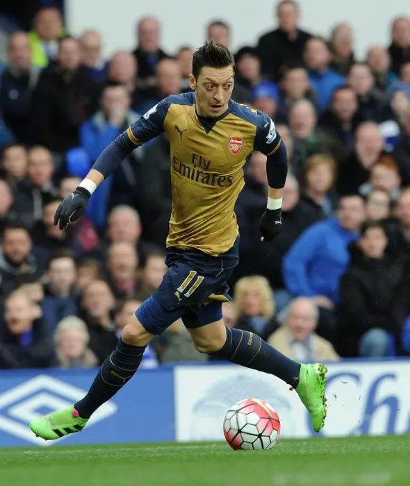 Framed Print : Mesut Ozil in Action: Everton vs Arsenal, Premier League 2015-16