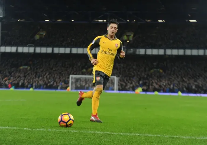 Framed Print : Mesut Ozil in Action: Everton vs Arsenal, Premier League 2016-17
