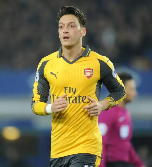 Framed Print : Mesut Ozil in Action: Everton vs. Arsenal, Premier League 2016-17