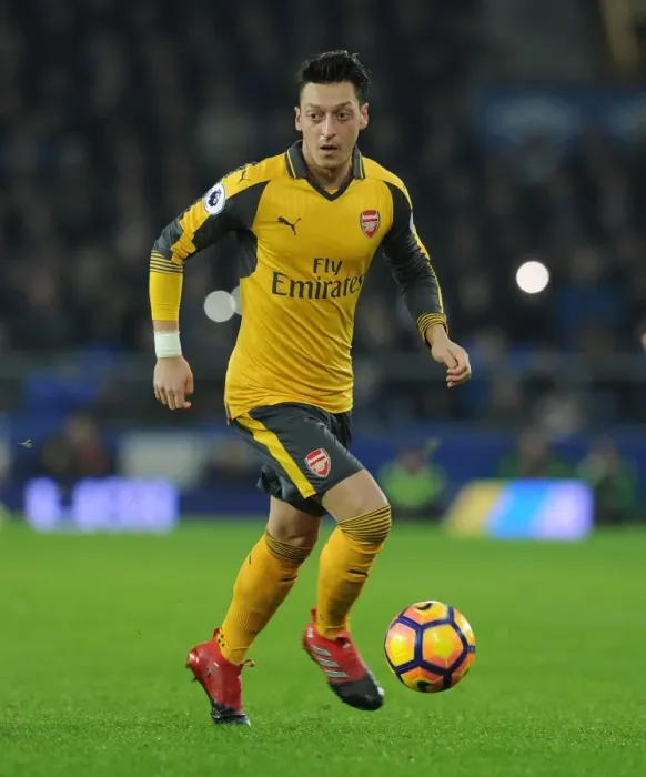Framed Print : Mesut Ozil in Action: Everton vs Arsenal, Premier League 2016-17